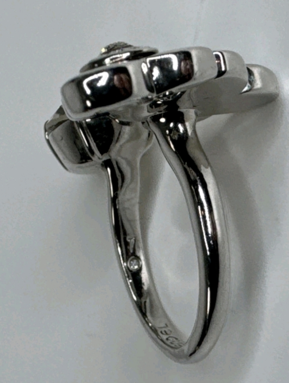 henri bendel Silver Flower and Crystal Ring - Picture 6 of 9